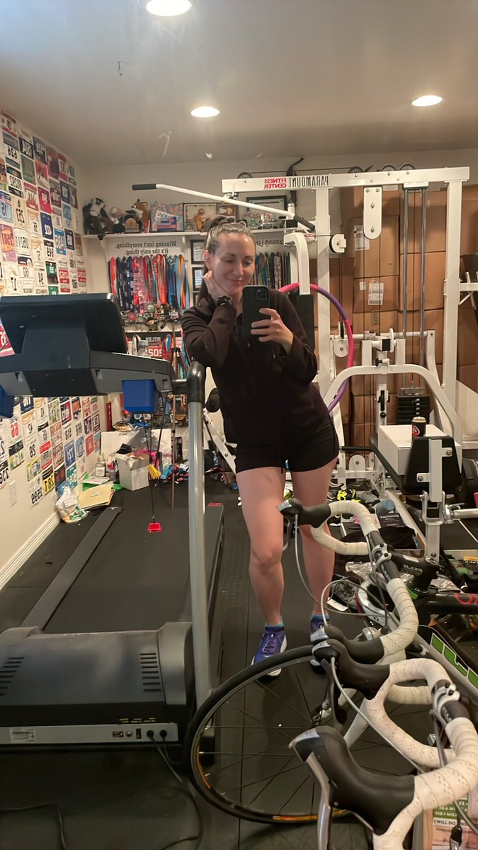 runlikeafoxie's tweet photo. Rest day! Treadmill maintenance, and yet another Euphoria-inspired makeup look!
#glamrunner #restday #runchat #runner #funwithmakeup #restdayvibes https://t.co/C5iehPNYUZ