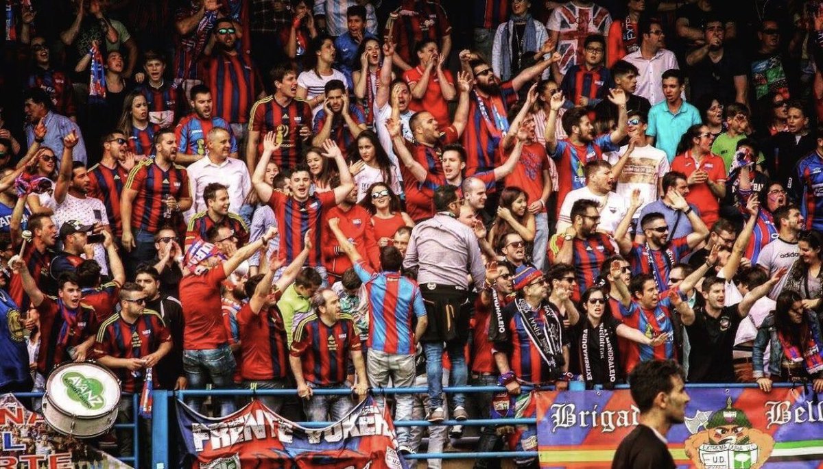 radiogolex's tweet photo. ⚽️ FÚTBOL 🔴🔵

La Federación de Peñas del Extremadura ha decidido por amplia mayoría no desintegrar la federación y esperar unos meses para ver un futuro proyecto fuerte de fútbol que pueda emerger en Almendralejo y seguir apoyando el fútbol de la ciudad https://t.co/bjeetQSSZt