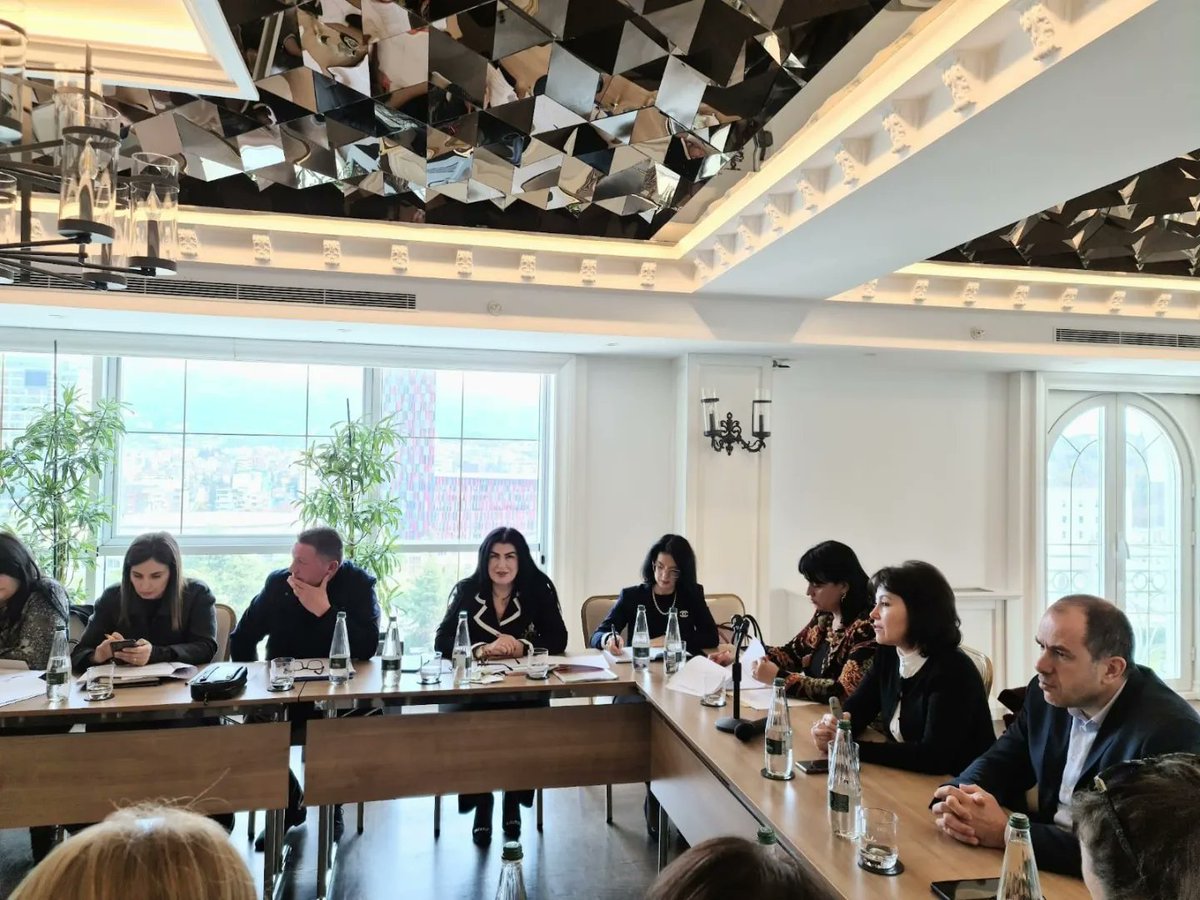 FSDKSH2's tweet photo. 🟢Në analizën vjetore të punës
Pavarësisht situatës së vështirë nga #Covid19 financimi i shërbimeve shëndetësore nuk është ndërprerë asnjë ditë
👉Mbi 7 milion vizita janë kryer nga🧑⚕️e familjes
👉Mbi 12 mijë🙎♂️kanë përfituar paketat shëndetësore spitalore
100% financim nga #FSDKSH https://t.co/Z3Fl2KwrSq