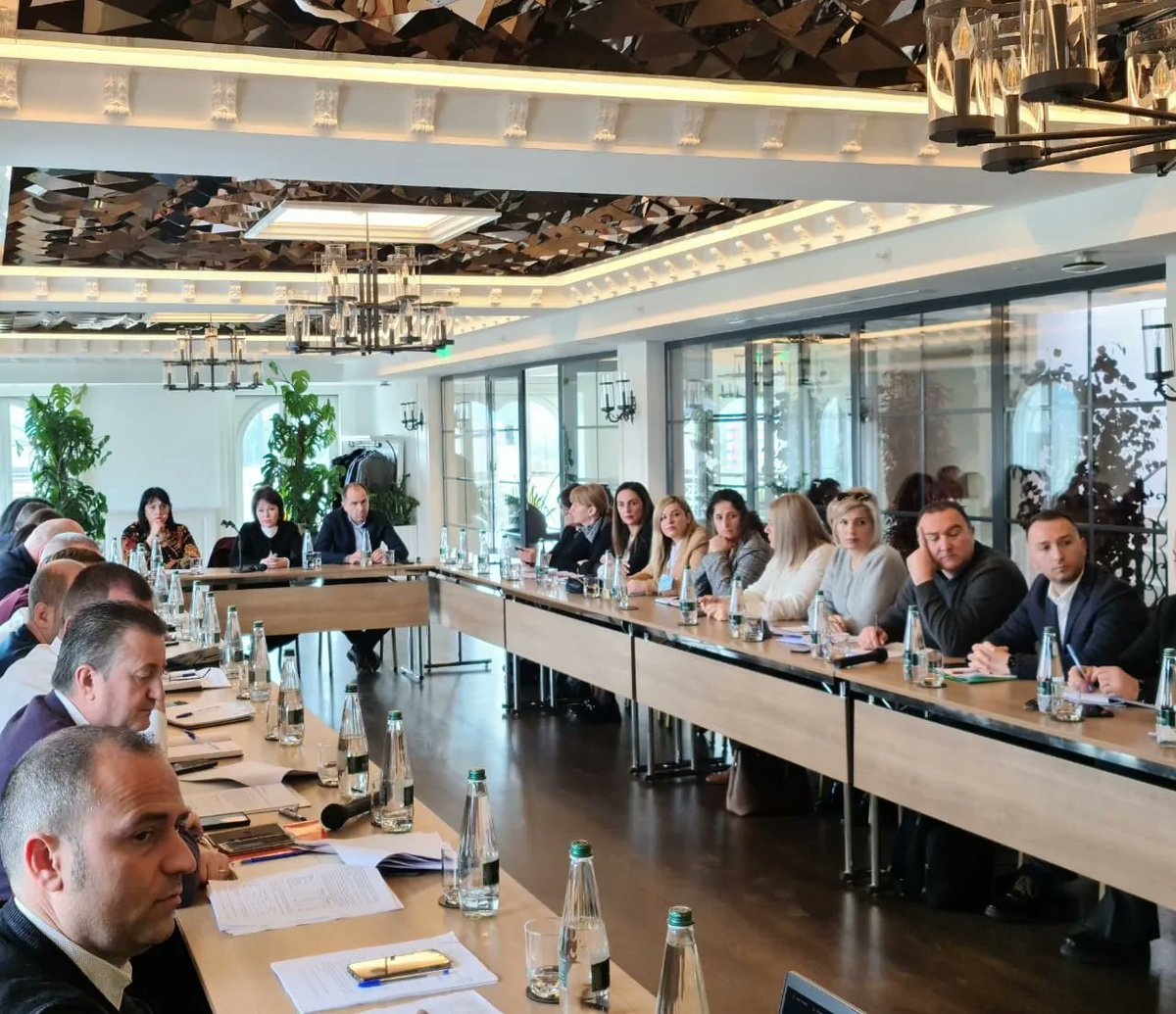 FSDKSH2's tweet photo. 🟢Në analizën vjetore të punës
Pavarësisht situatës së vështirë nga #Covid19 financimi i shërbimeve shëndetësore nuk është ndërprerë asnjë ditë
👉Mbi 7 milion vizita janë kryer nga🧑⚕️e familjes
👉Mbi 12 mijë🙎♂️kanë përfituar paketat shëndetësore spitalore
100% financim nga #FSDKSH https://t.co/Z3Fl2KwrSq