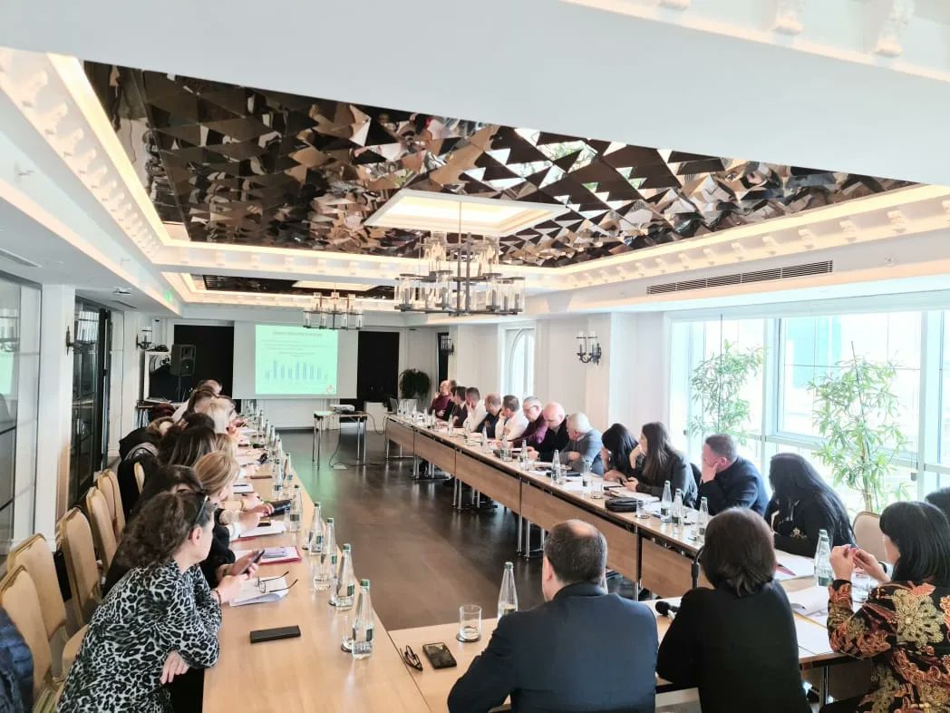FSDKSH2's tweet photo. 🟢Në analizën vjetore të punës
Pavarësisht situatës së vështirë nga #Covid19 financimi i shërbimeve shëndetësore nuk është ndërprerë asnjë ditë
👉Mbi 7 milion vizita janë kryer nga🧑⚕️e familjes
👉Mbi 12 mijë🙎♂️kanë përfituar paketat shëndetësore spitalore
100% financim nga #FSDKSH https://t.co/Z3Fl2KwrSq