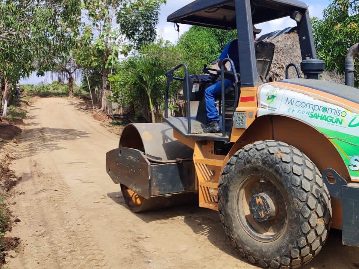 AlcaldiaSahagun's tweet photo. #AEstaHora🚜 | ¡Continuamos cumpliéndole a los sahagunenes! 🚧⚠️🛣
A través de la Secretaría de Obras Públicas, el equipo de maquinaria se encuentra realizando trabajos de mantenimiento y mejoramiento en el barrio Las Palmas. 

👉🏼Más información⬇️
https://t.co/I1Uadm0rno https://t.co/d0s699NXyK