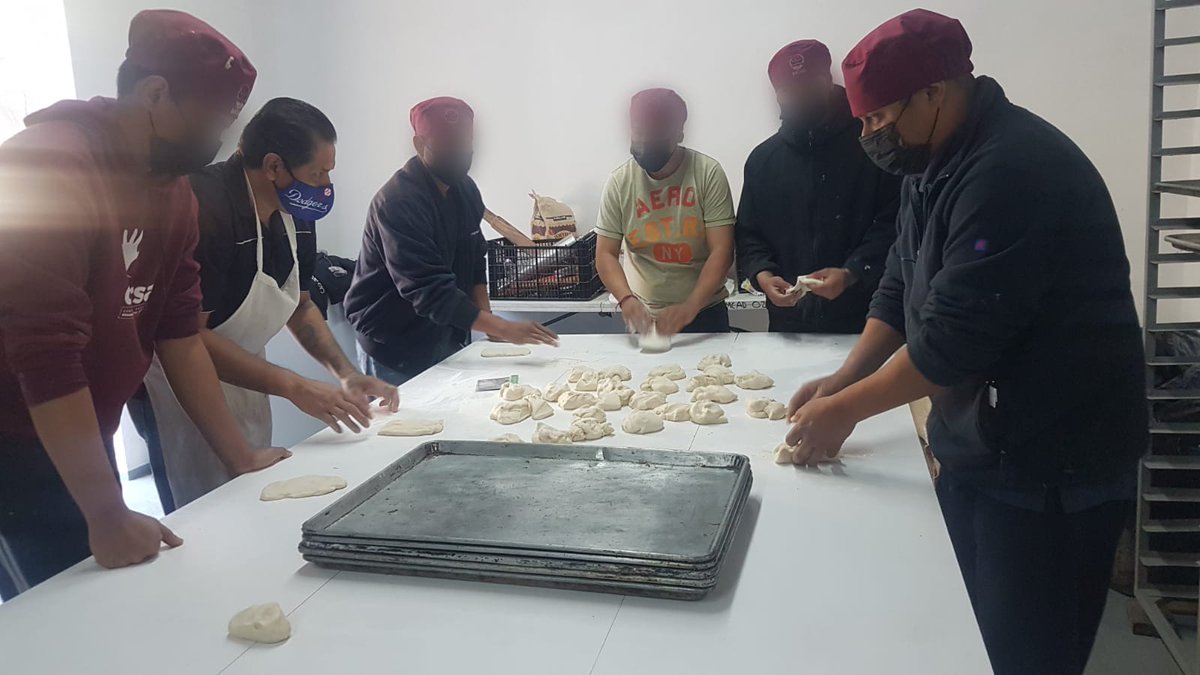 Imcad_Tijuana's tweet photo. #GobiernoTijuana l #Informa
En las instalaciones de COTRRSA cuentan con un taller de panadería, en el cual los internos aprenden a preparar diferentes tipos de pan: bolillos, empanadas, pizza, galletas, conchas, etc., bajo la guía de un maestro panadero  egresado de COTRRSA. https://t.co/7XnXV9Kt2F