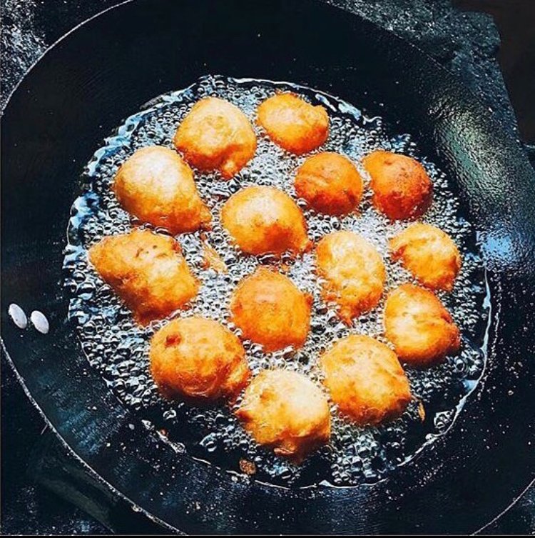 CongoVisit's tweet photo. Recette de beignets ronds et dorés de chez nous! 
Ingrédients 8 Personnes : 460 g de farine / 400 ml d'eau / 15 g de levure fraîche de boulanger / 1/2 c. à café de sel fin / 100 g de sucre en poudre / huile pour la friture. 
#Mikate #Beignets #Congo

🔗 : https://t.co/CNvCHdvn2g https://t.co/ZIuOOqLQMe