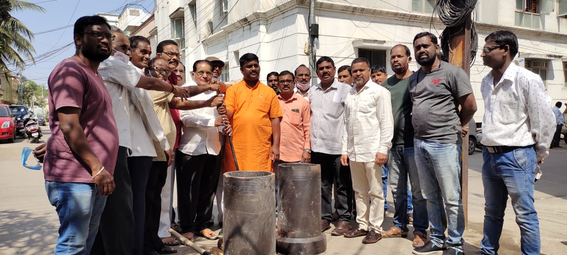 TeamRK_BJP's tweet photo. Explained about the negligence of state government in developing Cantonment area and the way of BJP took the state government to achieve free water scheme in SCB. Assured that all the complaints would be addressed soon.
#RKWithBJP #RKWithSCB #SCBWithBJP #BJPForSCB https://t.co/7cJhneDIOC
