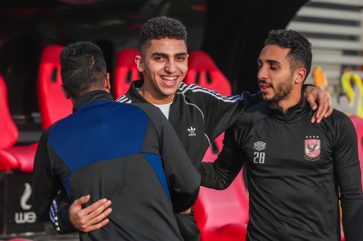 استقبال الجهاز الفني واللاعبين لعمار حمدي وأحمد نبيل كوكا على هامش مران اليوم ❤️🦅🤝