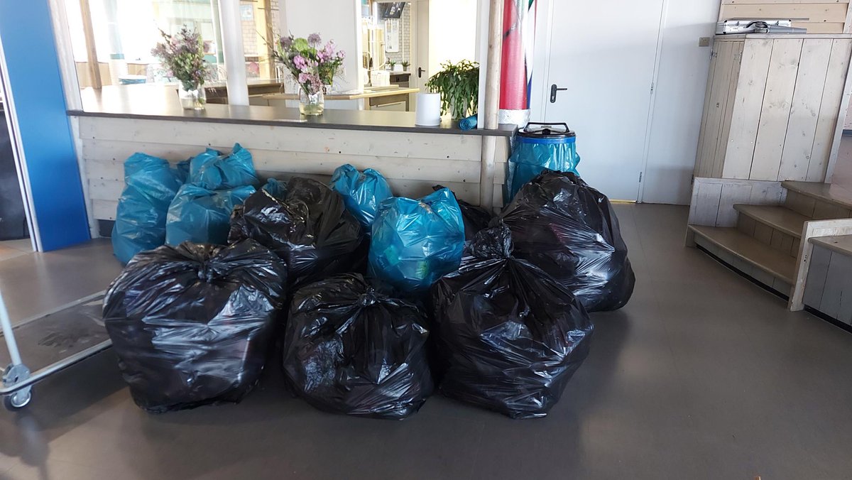 ellenrombout's tweet photo. Ohhh kijk eens wat #leerlingen al aan #statiegeldflessen opgehaald hebben in korte tijd! Samen met elkaar voor #Oekraïne! Een week lang met #rsgSimonVestdijkHarlingen! https://t.co/yDobVXrpPj