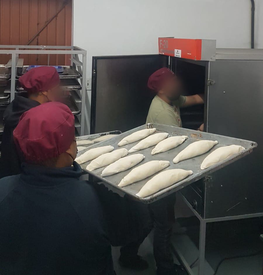 Imcad_Tijuana's tweet photo. De de manera voluntaria acude cada semana a impartir el taller compartiendo sus conocimientos con las personas que se encuentran en proceso de rehabilitación. Se busca que los usuarios aprendan el oficio para que puedan emprender o encontrar un trabajo. https://t.co/y87ARQILGH