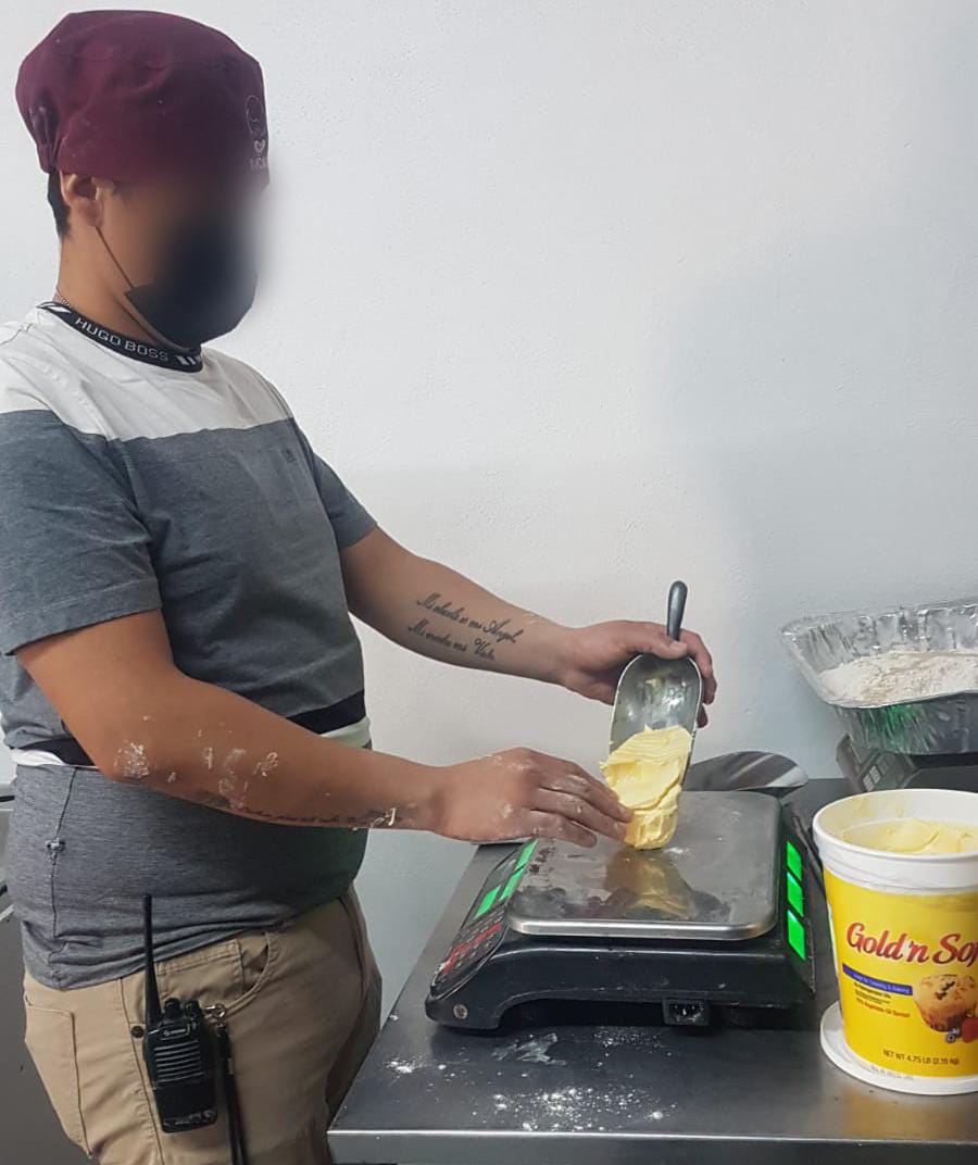 Imcad_Tijuana's tweet photo. De de manera voluntaria acude cada semana a impartir el taller compartiendo sus conocimientos con las personas que se encuentran en proceso de rehabilitación. Se busca que los usuarios aprendan el oficio para que puedan emprender o encontrar un trabajo. https://t.co/y87ARQILGH