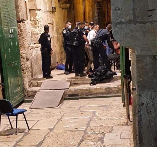 AmIsraelDefense's tweet image. Un terrorista armado con un cuchillo y apuñaló a dos policías en la ciudad vieja de Jerusalén. En respuesta, la policía abrió fuego y neutralizaron al terrorista.

Los paramédicos están tratando a los heridos.