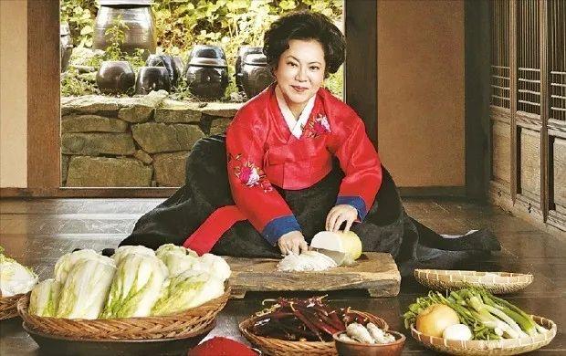 cultureCHN's tweet photo. 使用腐烂发霉原料腌泡菜，韩国“泡菜1号大师”被取消称号
韩国“泡菜1号大师”、韩星食品社长金顺子因被爆其泡菜工厂使用严重腐烂发霉的原料制作泡菜而被取消食品大师称号
#泡菜 #韩国 #传承 https://t.co/GtdV351GSJ https://t.co/Spwolt3knd