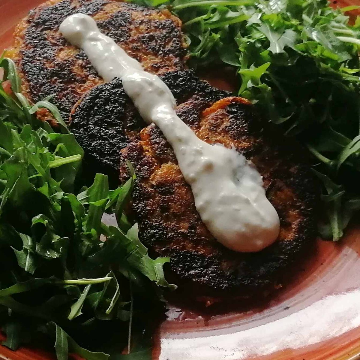 MikeKocht's tweet photo. #Laibchen (#Bratlinge) im #Twooking, die auch #vegan schmecken
Selbst die Kleinsten mögen das - Stichwort: #OpaKocht
Heute aus #Süßkartoffeln und #Broccoli
Für die "Großen" dazu marinierter #Ruccola und ein #Dip (#Sauerrahm #Schmand #Kren #Meerrettich)
https://t.co/QRFNPCs4bI https://t.co/QPL11GFYjm