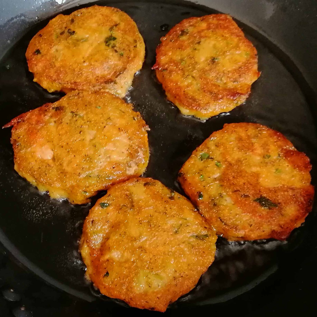 MikeKocht's tweet photo. #Laibchen (#Bratlinge) im #Twooking, die auch #vegan schmecken
Selbst die Kleinsten mögen das - Stichwort: #OpaKocht
Heute aus #Süßkartoffeln und #Broccoli
Für die "Großen" dazu marinierter #Ruccola und ein #Dip (#Sauerrahm #Schmand #Kren #Meerrettich)
https://t.co/QRFNPCs4bI https://t.co/QPL11GFYjm