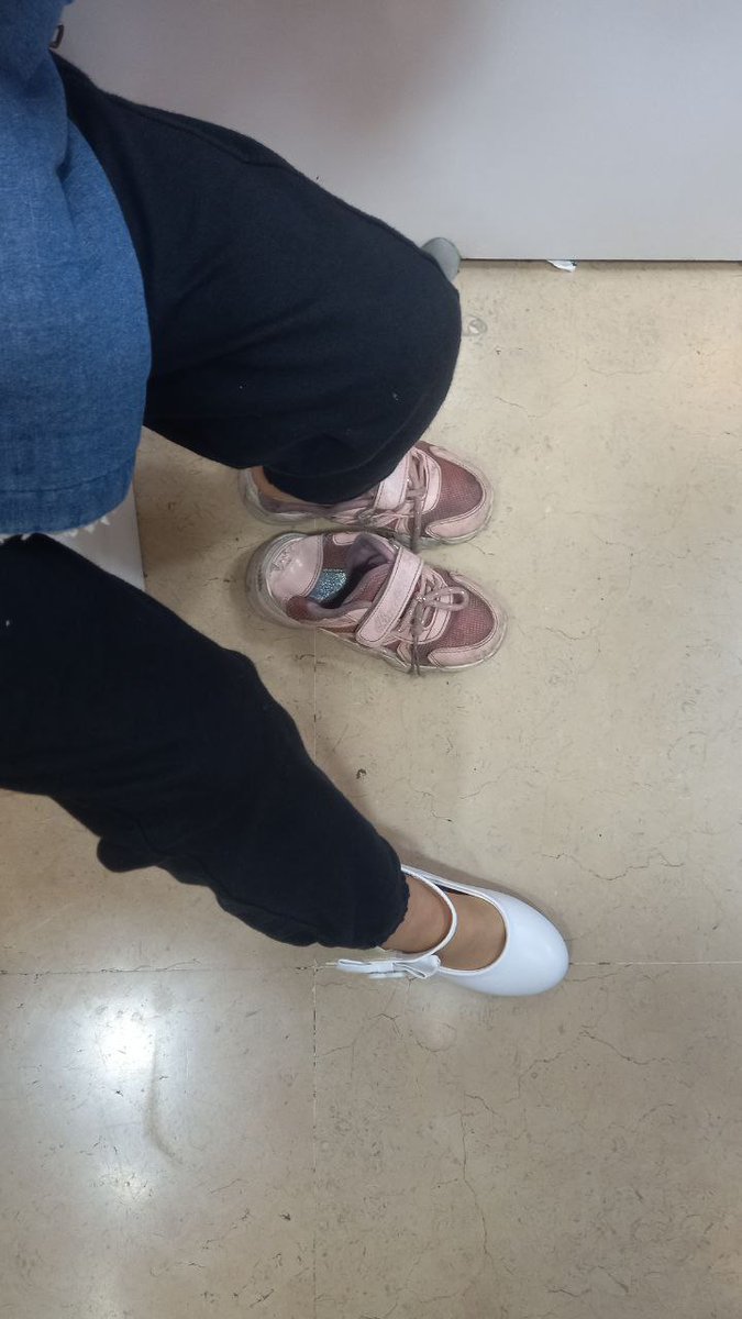 این دوتا فرشته ، مغازه ها رو دیدند به مادرشون زنگ زدند ، مادرشون گفت کتونی بخرید ، خودشون کفش دخترونه انتخاب کرده بودند 
ناراحت شدن ، بهشون گفتم دوجفت کفش میخریم یه کتونی یه کفش که خودتون انتخاب کردید ، مغازه دار هم بهشون کیف اشانتیون داد 
چشاشون از شادی برق میزد :)