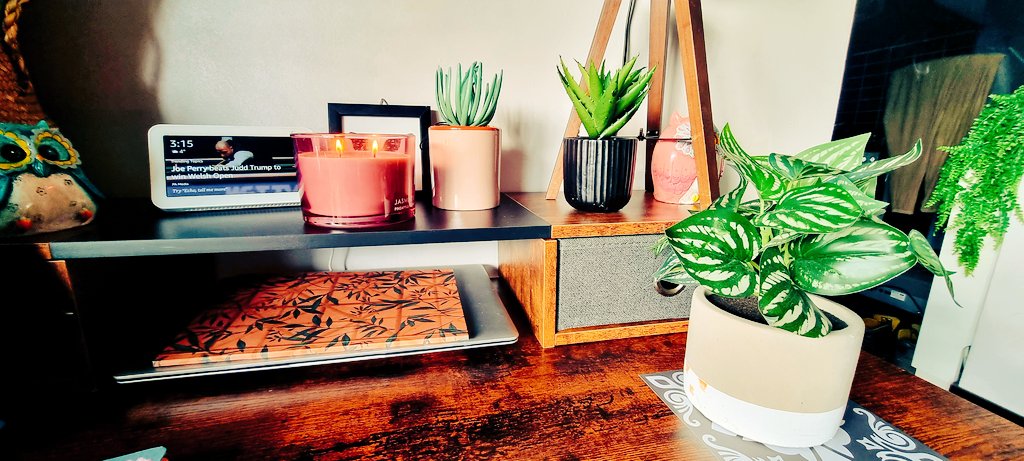 JENNYMHEXP's tweet photo. Finally got round to building my desk today..
So my work station was next to my patio doors with the sun shining in.
Alot better than being in my dark office..
Had a lovely work day today.
#happydays #WorkFromHome #enjoyedthat https://t.co/ZYfNQCjaNc