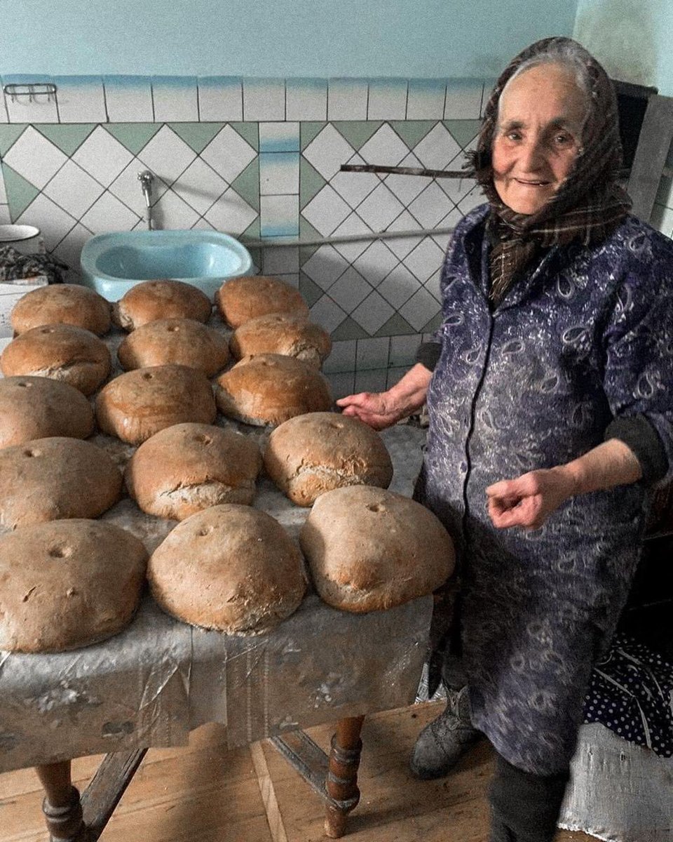 This tiny but courage lady bakes bread for Ukrainian defenders. Her name is Mariya, she’s from Ternopil region, and she is unbelievable. Proud of our people. 💙💛

#StandWithUkraine️ #SanctionRussiaNow #StopPutin #StopRussia #bread #baking #Ukraine️