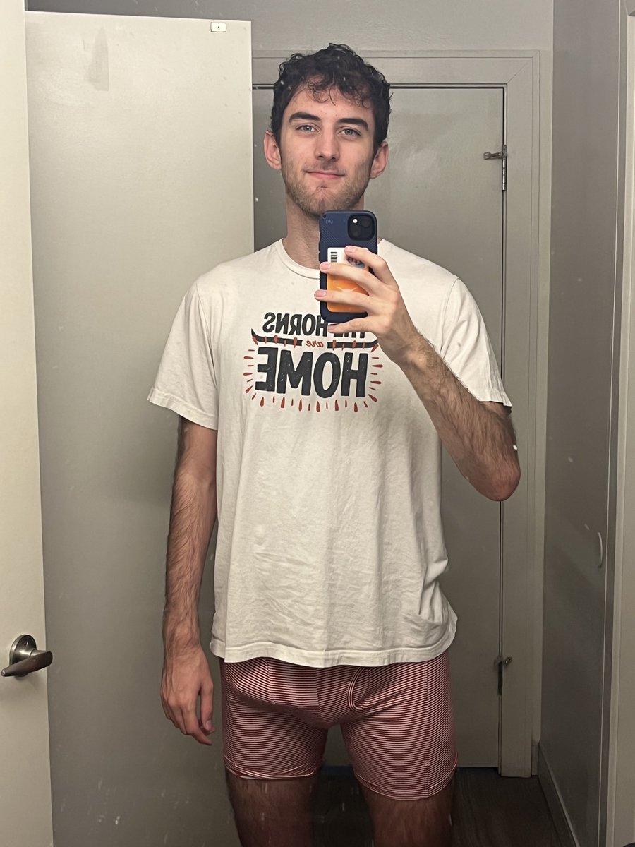 zachmanorrat's tweet photo. Objects in stripes may be bigger than they appear https://t.co/I2iLme3dyH