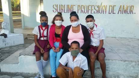 Nuestros educandos juntos a la Auxiliar Pedagógica Yaima Verdecia se sienten Feliz. Es un orgullo hacerlos felices.   #Cuba #CubaMined #EducacionEspecialLasTunas #AlaEduacacionPonleCorazon <a href="/DiazCanellB/">Miguel Díaz Canel Bermúdez Parodia☆</a>  <a href="/elsa_ena/">Ena Elsa Velázquez Cobiella</a>  <a href="/RafelAngelGonz1/">Rafel Angel González Rodríguez</a> <a href="/PresidenciaCuba/">Presidencia Cuba 🇨🇺</a>