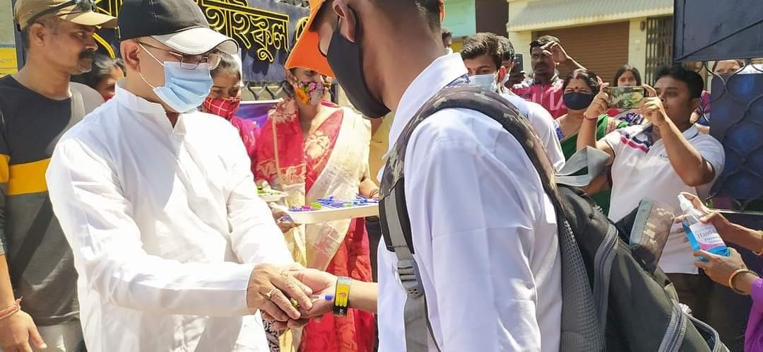 SujoyHazraAITC's tweet photo. ম‍্যাধ‍্যমিক-2022। সকল পরীক্ষার্থীদের শুভেচ্ছা ও অভিনন্দন।
#MadhamikExam2022 
@AITCofficial
@MamataOfficial 
@abhishekaitc
@basu_bratya @itspcofficial @FirhadHakim https://t.co/DoSxJAk8TJ