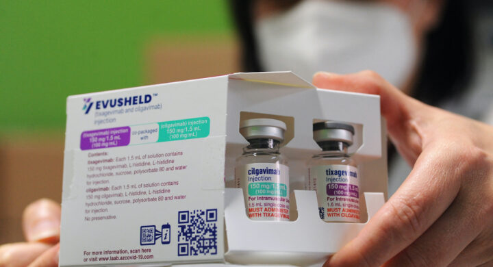 formichenews's tweet photo. Cos’è #Evusheld, il farmaco anti-#Covid che resta nel cassetto

L'articolo di @rssmiranda 

➡️https://t.co/E6cDWM5QdI https://t.co/tsq2sEKzDD