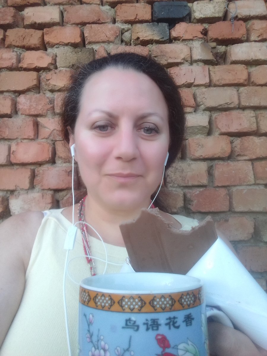 Hello, this week we will be with a very recognizable and sunny artist 🌞. Often her paintings are colorful gardens 🌺or realistic animals 🦉that the audience wants not only to observe but also to be a part of them. 

#painter #artistsontwitter #Bulgaria