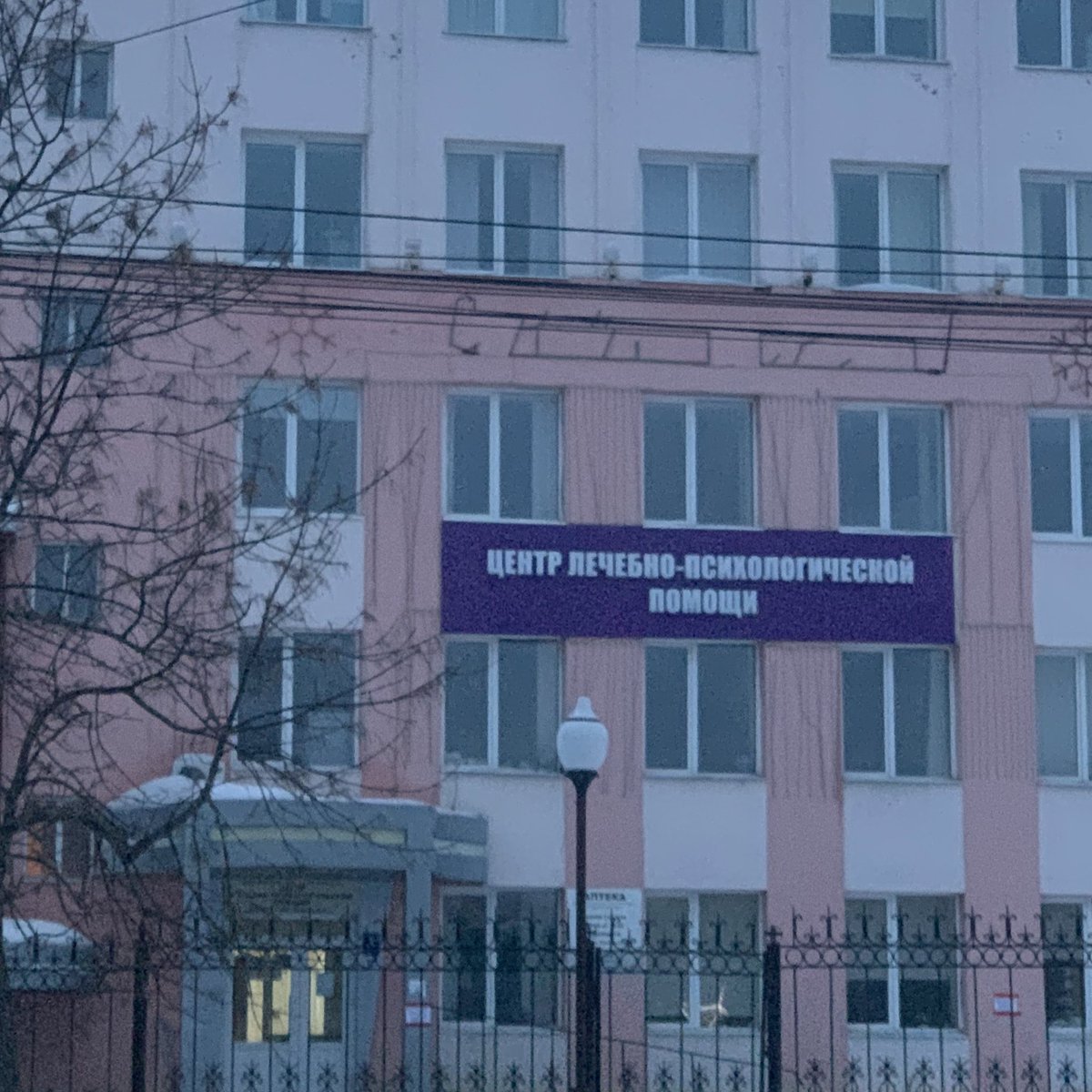 пошла прогуляться дошла до этого здания и поняла что жизнь уже не намекает она прямо говорит