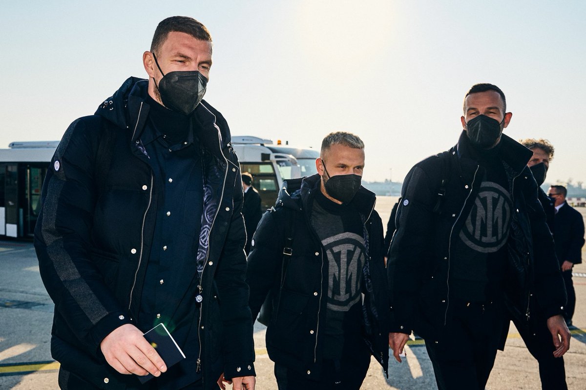 Inter_en's tweet photo. 📷 | DEPARTURE
Nerazzurri jet off to Liverpool ✈️
More pics 👉https://t.co/suJmSTWEVc
#ForzaInter #LiverpoolInter #UCL https://t.co/1RpnKZ1Rcj