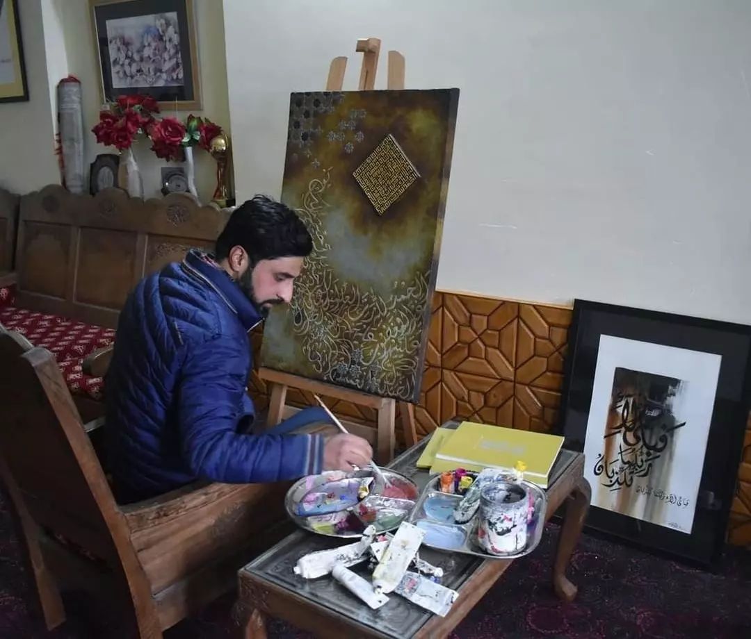 YusraIqbal_'s tweet photo. SRINAGAR : Ishfar Ali hailing from Alamgari Bazar Zadibal #Srinagar. He is an amazing #artist trained in multiple art forms like #Caligraphy, #landscape #painting, #relistic works etc.
These talented youth are driving a narrative of peace and progress in Kashmir!
#BadaltaKashmir https://t.co/jnxYMhSFzY