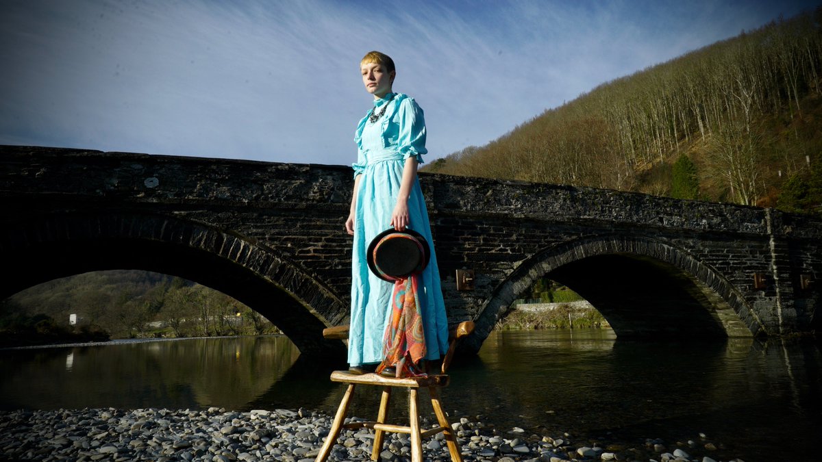 Playing at NAW Festival this Saturday is @CerysHafana. Cerys is a musician from Machynlleth who plays arrangements of Welsh folk tunes and songs, alongside original compositions on the triple harp and piano. [1/2]