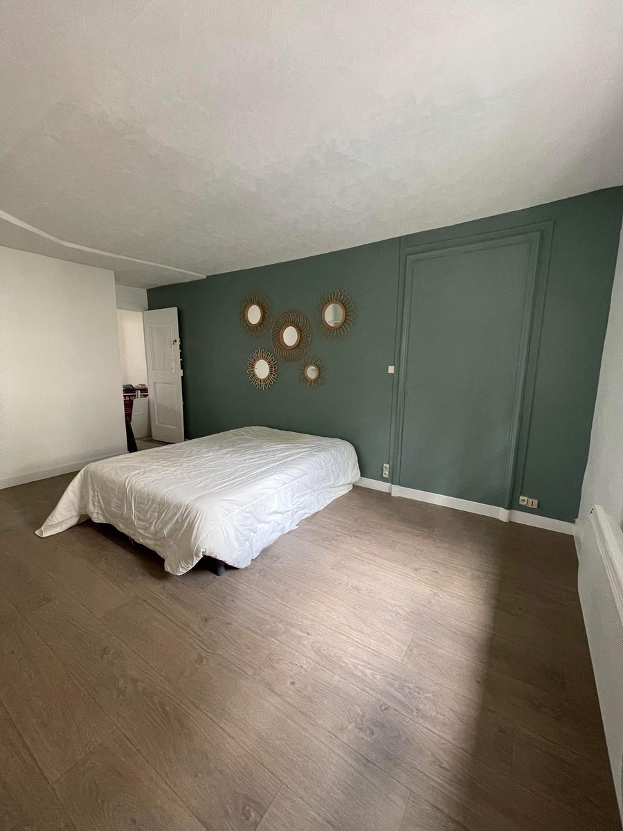 lrbichon's tweet photo. yo les p'tits potes, 
dans ma coloc on a une chambre qui se libère, elle est dispo début avril ! on est trop bieeeeen, hyper centre, femme de ménage (et oui mdrr), lave vaisselle tout ça tout ça!😎 
si t'es intéressé(e) hésites pas à m'envoyer un msg (merci pour les partages✌🏼) https://t.co/bVGfDdJt5N