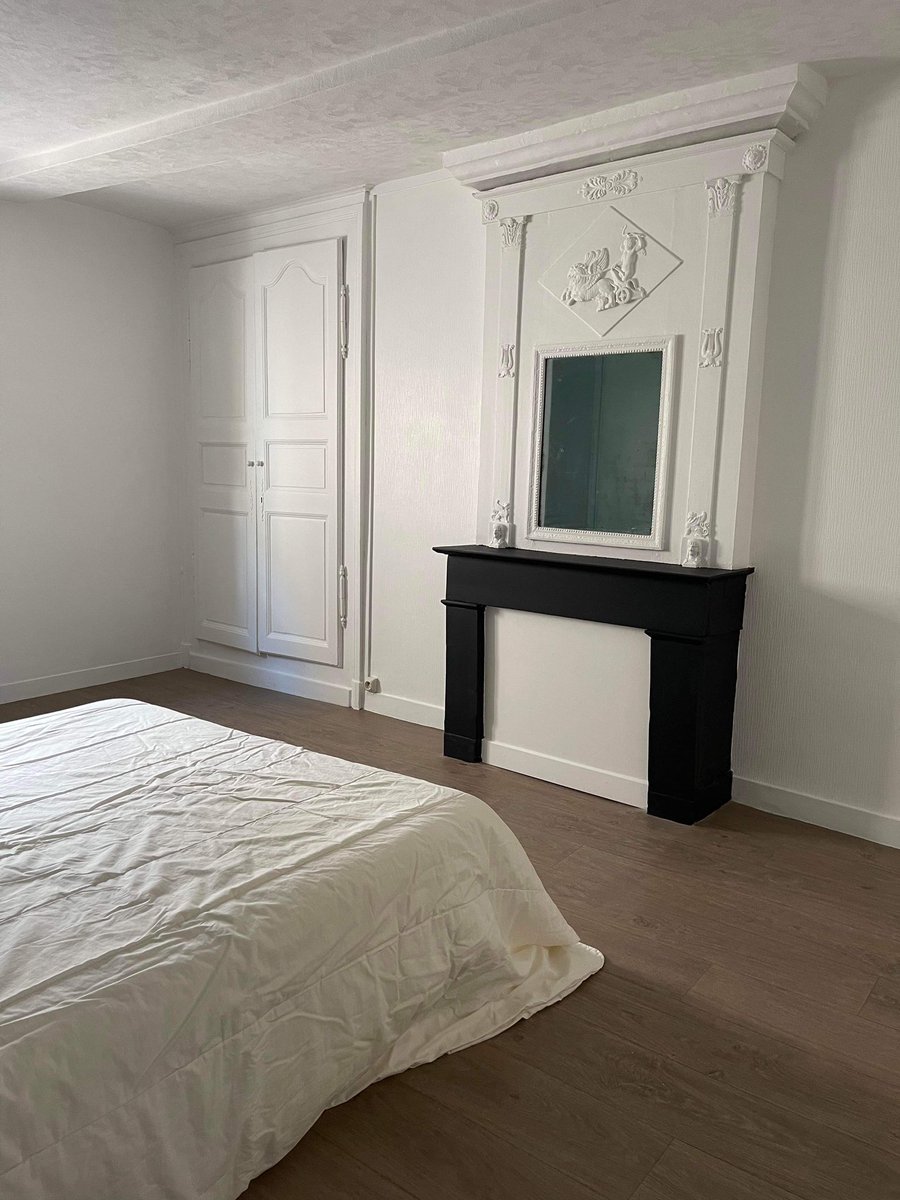 lrbichon's tweet photo. yo les p'tits potes, 
dans ma coloc on a une chambre qui se libère, elle est dispo début avril ! on est trop bieeeeen, hyper centre, femme de ménage (et oui mdrr), lave vaisselle tout ça tout ça!😎 
si t'es intéressé(e) hésites pas à m'envoyer un msg (merci pour les partages✌🏼) https://t.co/bVGfDdJt5N