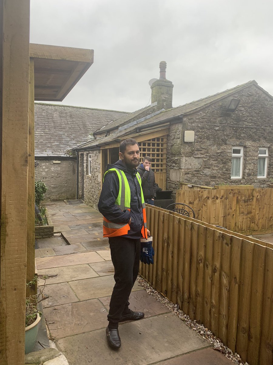 OilSolutionsLtd's tweet photo. Watch out for oil thieves please !
There are a lot of foreign guys turning up trying to take your waste cooking oil illegally, this impacts the price of you new oil if we were unable to get the waste oil returned to us 
Oil Solutions Ltd are registered and licensed. Un like below https://t.co/2zLuO9ZRdF