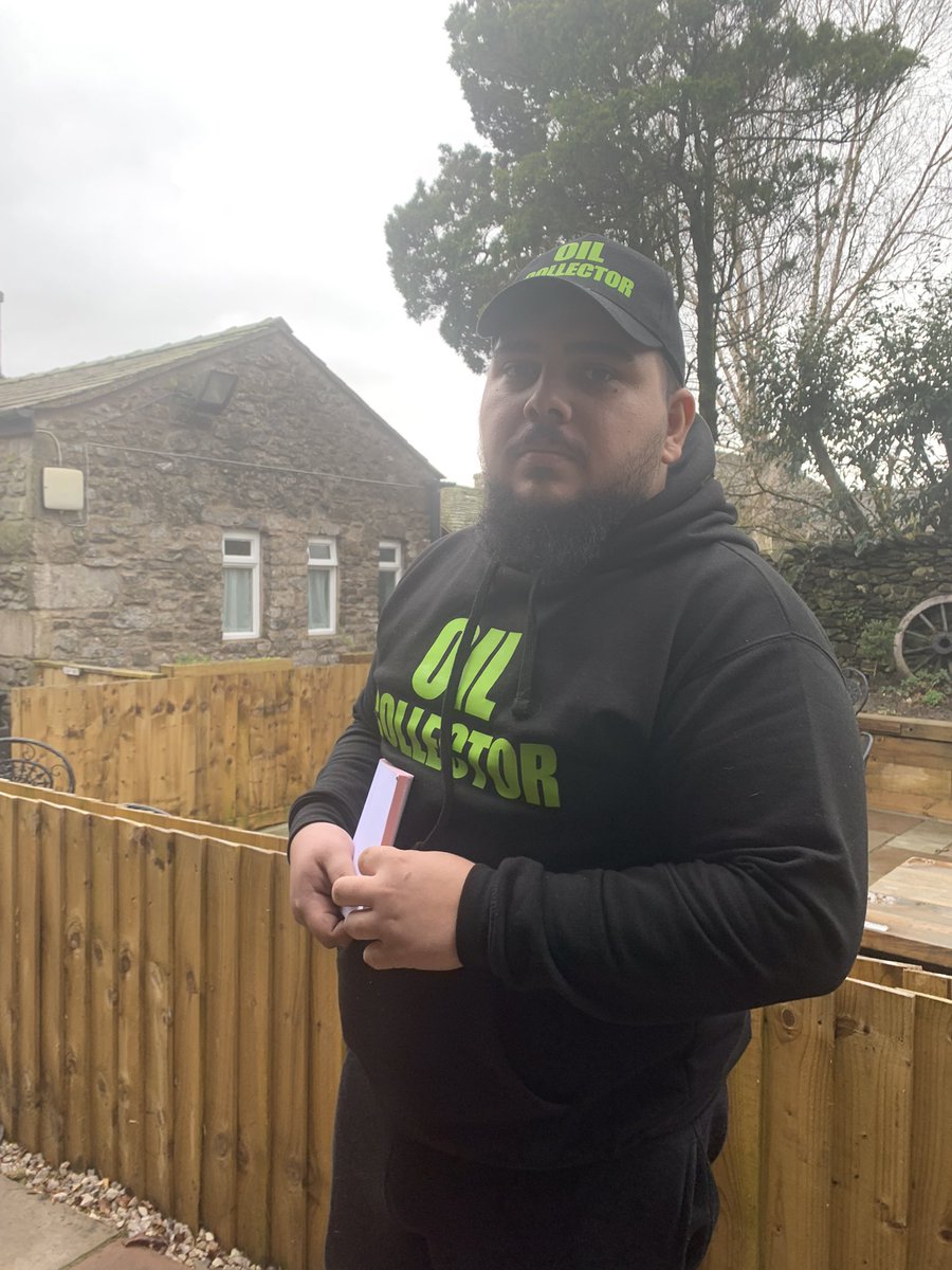 OilSolutionsLtd's tweet photo. Watch out for oil thieves please !
There are a lot of foreign guys turning up trying to take your waste cooking oil illegally, this impacts the price of you new oil if we were unable to get the waste oil returned to us 
Oil Solutions Ltd are registered and licensed. Un like below https://t.co/2zLuO9ZRdF