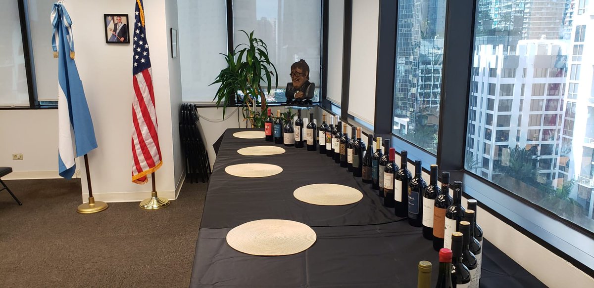 promendoza's tweet photo. 🇦🇷🇺🇸

Estamos en #Miami
8 bodegas de #Mendoza ofrecen 30 etiquetas de vinos a 7 importadores
@LamuchiWines #FosterLorca #GrazieMille @FamiliaCassone  #DonCristobal #FincaBuenaventura
 #UcoValley @bodegamiterruno

#ConsuladoArgentinoEnMiami
@CFI_Argentina 
#Vueltaalapresencialidad https://t.co/bM1yxai4gu