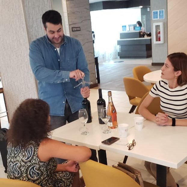 promendoza's tweet photo. 🇦🇷🇺🇸

Estamos en #Miami
8 bodegas de #Mendoza ofrecen 30 etiquetas de vinos a 7 importadores
@LamuchiWines #FosterLorca #GrazieMille @FamiliaCassone  #DonCristobal #FincaBuenaventura
 #UcoValley @bodegamiterruno

#ConsuladoArgentinoEnMiami
@CFI_Argentina 
#Vueltaalapresencialidad https://t.co/bM1yxai4gu