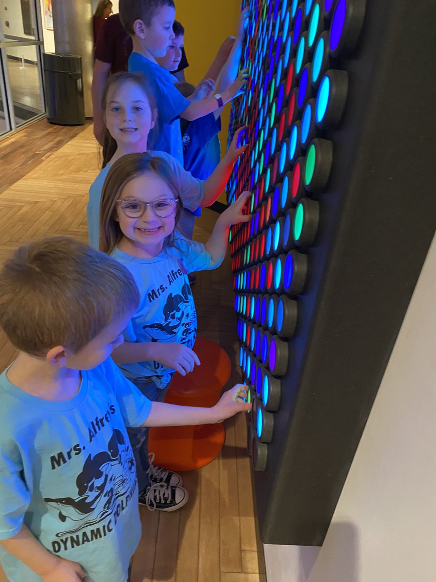 PutnamWVSchools's tweet photo. Conner Street Elementary first graders took a field trip to the Clay Center and had TONS of FUN with hands-on learning! Conner Street Braves at their BEST! #CSELeaders❤️learning! #PutnamProud https://t.co/fnDBMht7dI