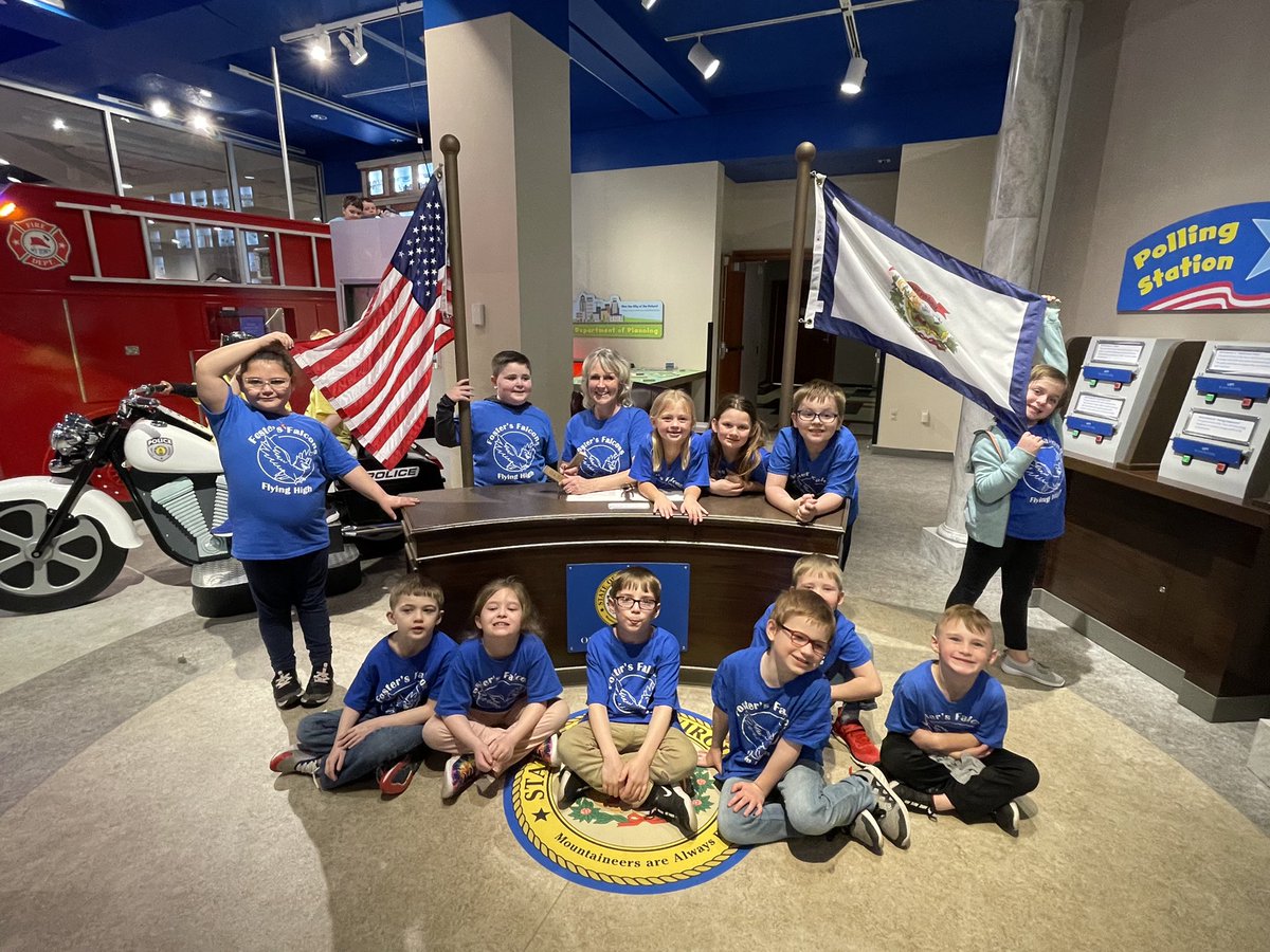 PutnamWVSchools's tweet photo. Conner Street Elementary first graders took a field trip to the Clay Center and had TONS of FUN with hands-on learning! Conner Street Braves at their BEST! #CSELeaders❤️learning! #PutnamProud https://t.co/fnDBMht7dI