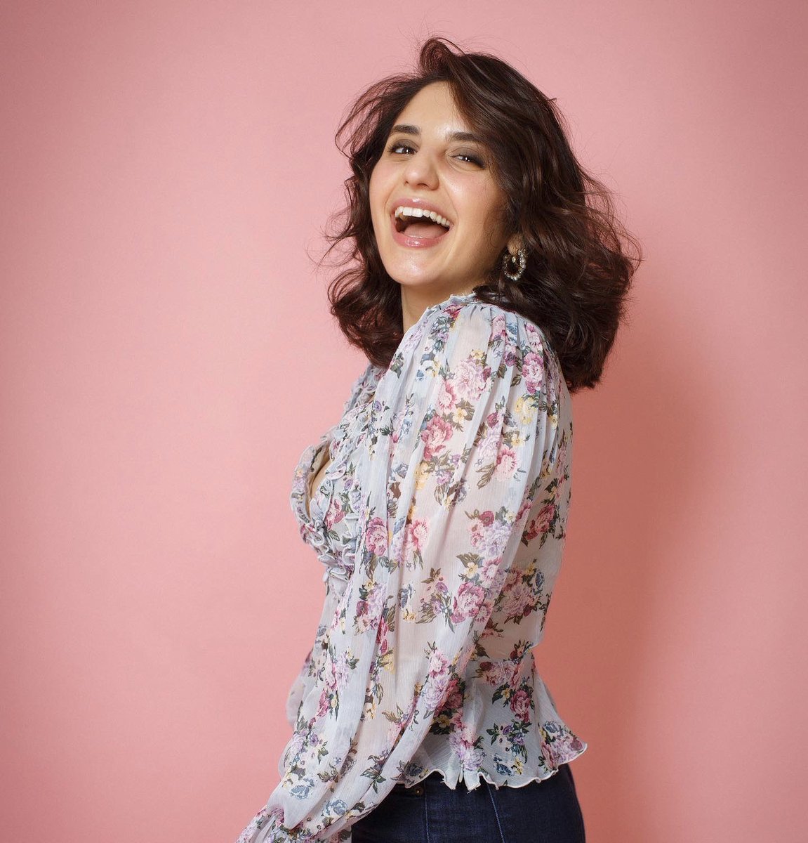 shelaunchd's tweet photo. Shelaunchd member feature 

🚀 Farah Al Chammas @farahalchammas 
🧳 Dream profession as a kid: editor-in-chief at her own magazine 
⚡️ Currently: Founder and CEO of Okel https://t.co/VquG1UQ9i3