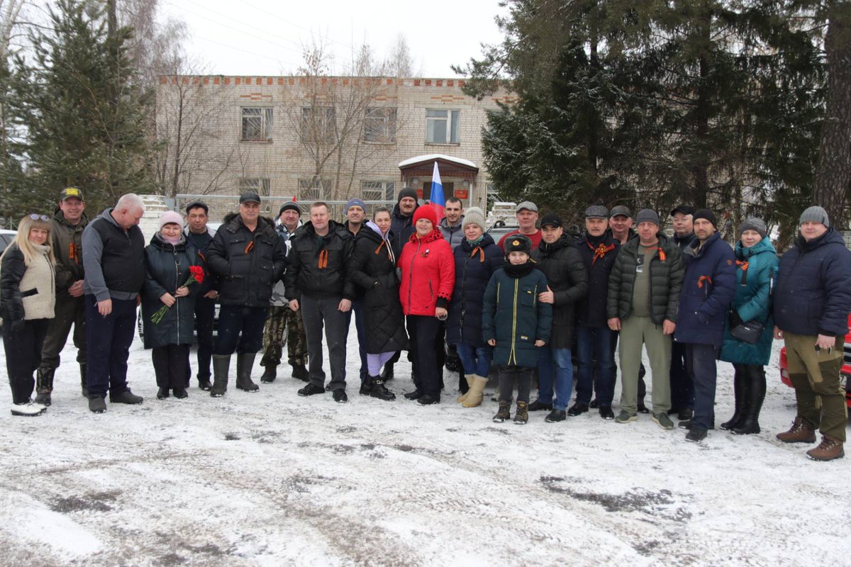 er_yzha's tweet photo. В Юже прошёл автопробег в поддержку российских военных. Автомобилисты проехали колонной от районного военкомата до с.Холуй.
В завершении акции возложили цветы к памятнику воинам-южанам, погибшим в годы Великой Отечественной войны. 
#Ивановскаяобласть #ZаМир #СвоихНеБросаем #ЕР37 https://t.co/fufpRNPqF4