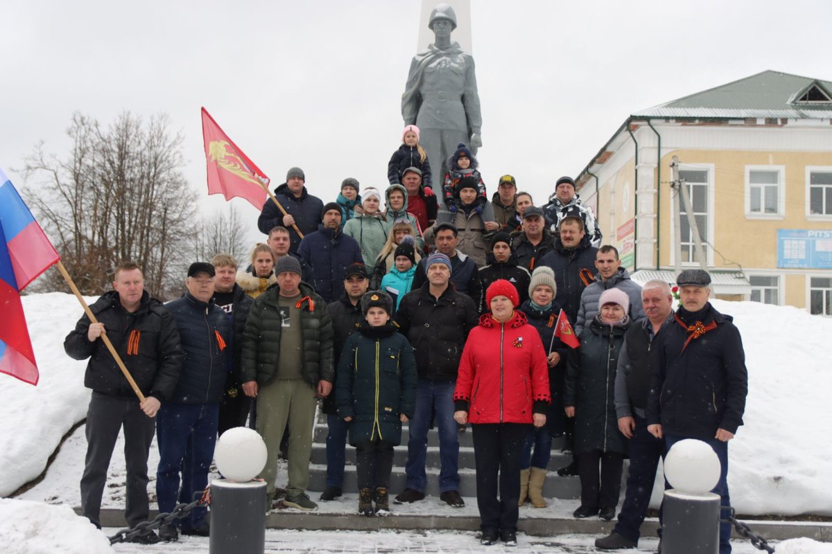 er_yzha's tweet photo. В Юже прошёл автопробег в поддержку российских военных. Автомобилисты проехали колонной от районного военкомата до с.Холуй.
В завершении акции возложили цветы к памятнику воинам-южанам, погибшим в годы Великой Отечественной войны. 
#Ивановскаяобласть #ZаМир #СвоихНеБросаем #ЕР37 https://t.co/fufpRNPqF4