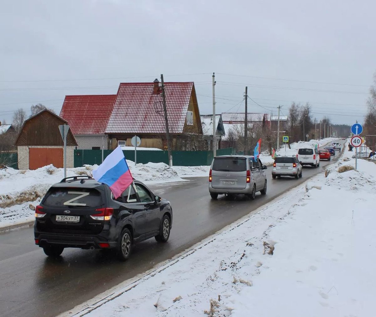 er_yzha's tweet photo. В Юже прошёл автопробег в поддержку российских военных. Автомобилисты проехали колонной от районного военкомата до с.Холуй.
В завершении акции возложили цветы к памятнику воинам-южанам, погибшим в годы Великой Отечественной войны. 
#Ивановскаяобласть #ZаМир #СвоихНеБросаем #ЕР37 https://t.co/fufpRNPqF4