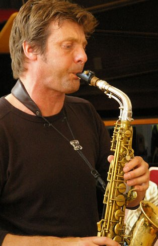 newjazzword's tweet photo. The #MirrorUnit of #GeorgWissel (pic:#SOConnor) + @atododwod add #reparations to their #altosaxes 4 #brokenoctave concordance + #distinctive timbres on #SonicRivers Review https://t.co/IJRG45FJf2
#Germany #Aystralia #freemusic #improvjazz #freejazz #Koln https://t.co/LkQQEDXVvJ