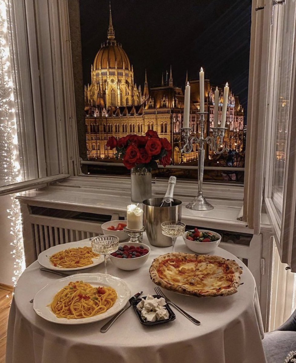 OfficialPLT's tweet photo. Dinner in Budapest 🌹 https://t.co/HblVIWPscC