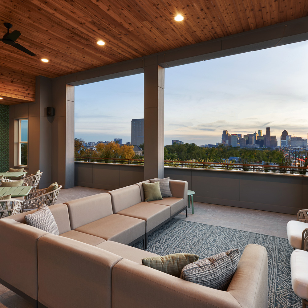 JHParch's tweet photo. Residents at 4600 Ross have a great view of the Dallas skyline from their indoor/outdoor skydeck!
#jhparch #dallasarchitects #architecture #multifamily #RossAve #DowntownDallas #skydeck #4600Ross https://t.co/8OCdMr5oEV