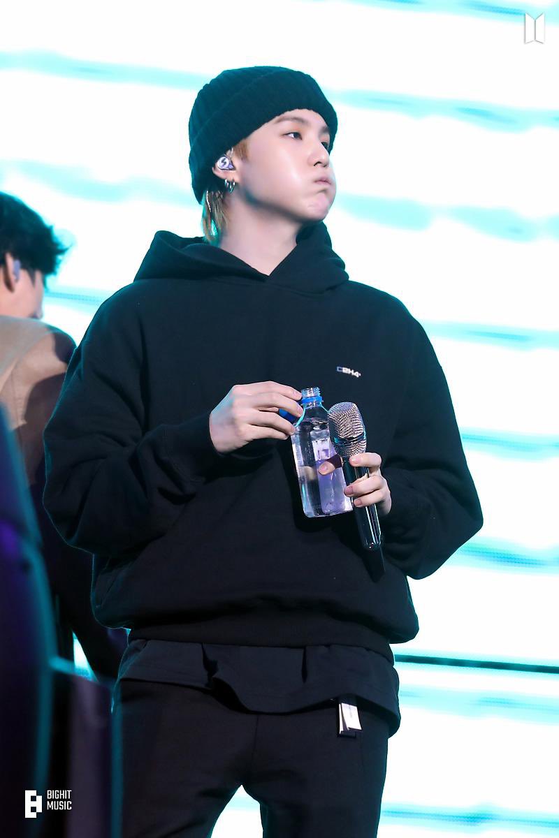 yoonkookluvbot's tweet photo. pouts <3 https://t.co/MM2bG1r0Fr