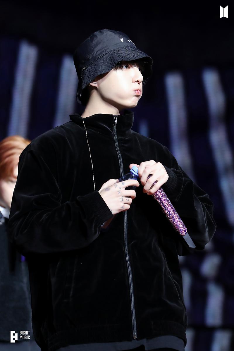 yoonkookluvbot's tweet photo. pouts <3 https://t.co/MM2bG1r0Fr