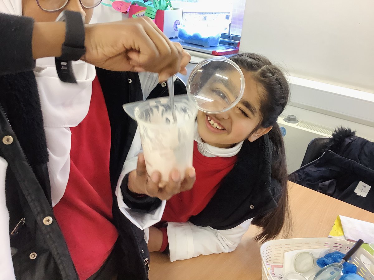MayflowerSch's tweet photo. 🔍Today #KS2 with Sofia have learnt about a chemical reaction that creates a gas called carbon dioxide.
We have enjoyed making our own volcano!
Does the amount of baking soda change the eruption?
#scienceclub #learningscienceisfun https://t.co/w50v56nBlE
