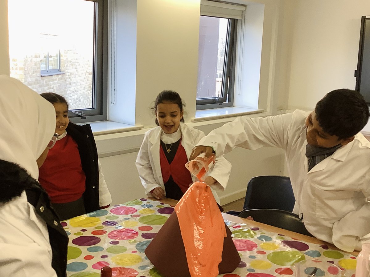 MayflowerSch's tweet photo. 🔍Today #KS2 with Sofia have learnt about a chemical reaction that creates a gas called carbon dioxide.
We have enjoyed making our own volcano!
Does the amount of baking soda change the eruption?
#scienceclub #learningscienceisfun https://t.co/w50v56nBlE