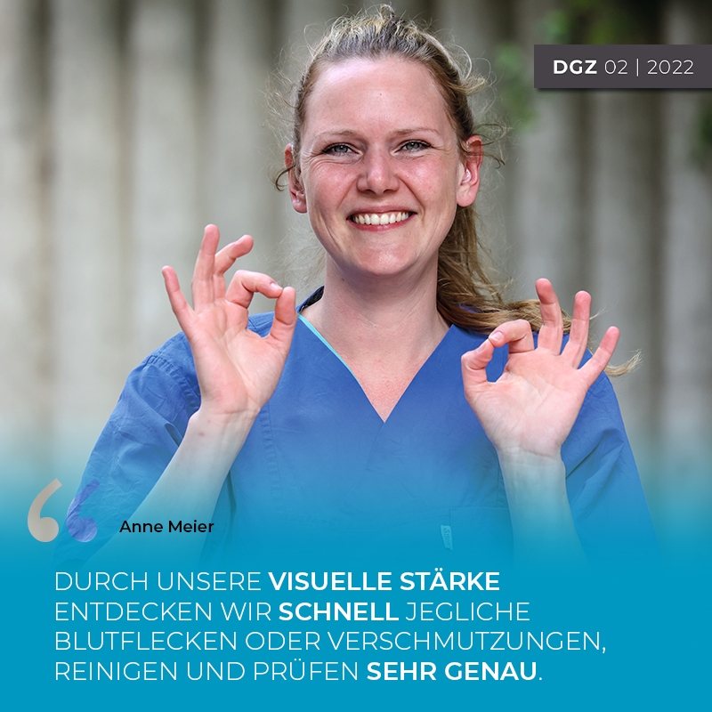 glzeitung's tweet photo. Anne Meier ist eine von acht tauben Mitarbeitenden, die in einem Hamburger Klinikum Operationswerkzeuge reinigen. Durch ihre #Gehörlosigkeit haben sie einen Vorteil gegenüber hörenden Kolleg:innen. Im Februarheft erzählt sie von ihrem Arbeitsalltag. https://t.co/7VG91ltJSH https://t.co/s7tVuNyvaj