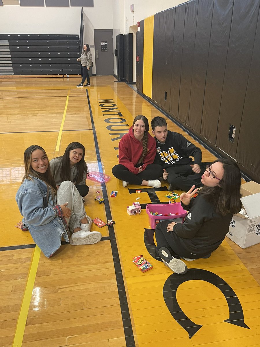 First day of Inclusion Week😋 Todays theme was fun socks for Down syndrome awareness! 💛❤️🤍#ChooseToInclude  @hilltopspartan @BestBuddiesPA